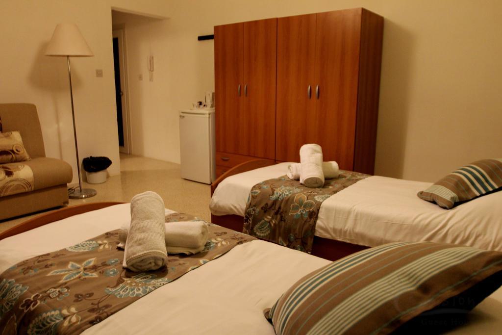 Sunstone Boutique Guest House Buġibba Rum bild