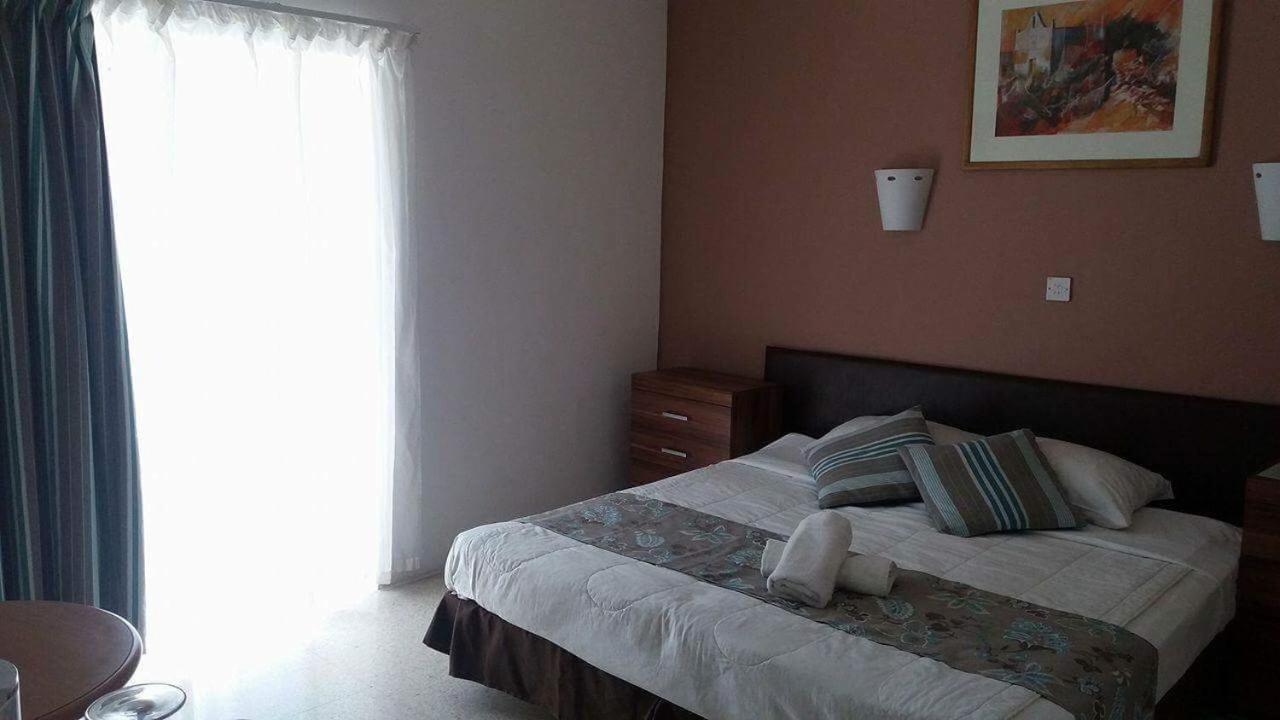 Sunstone Boutique Guest House Buġibba Rum bild